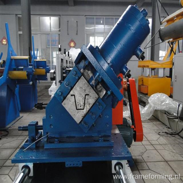 Steel framing roof batten roll forming machine