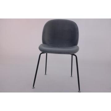 Cadeira moderna em formato de besouro com metal preto