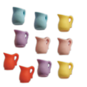 Encantos de taza de jugo en miniatura, colgantes de bebida de jugo de fruta simulada de Color caramelo para muebles de casa de muñecas, juguetes de decoración de cocina