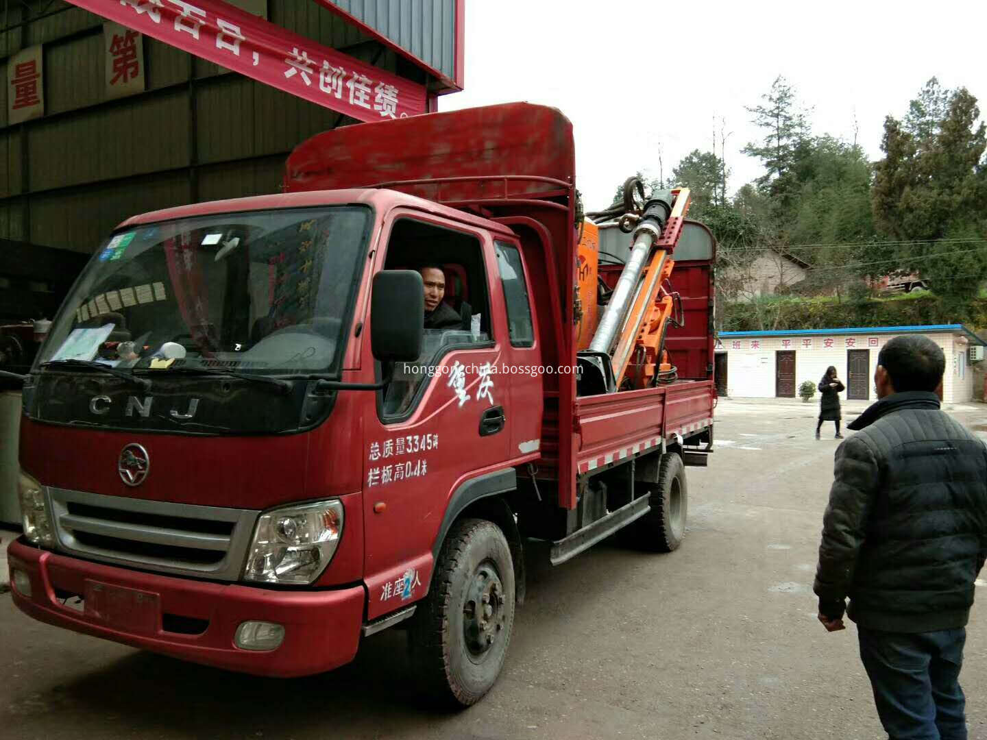truck mounted highway guardrail drilling machine