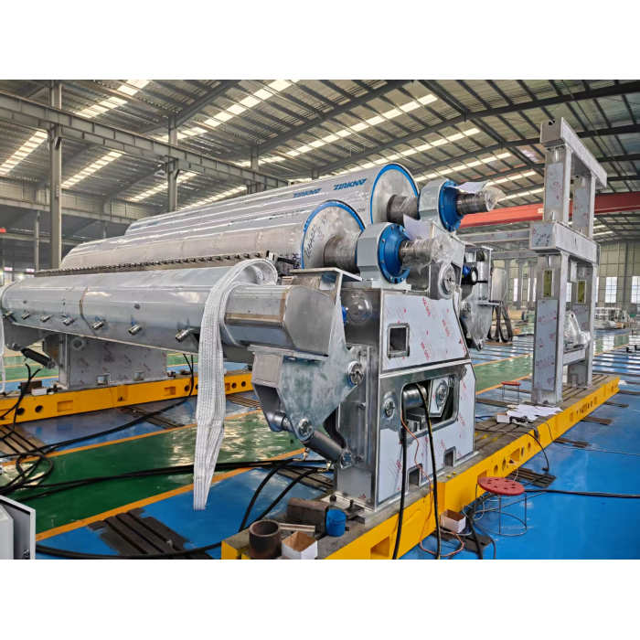 Покрытый белой бумажной машиной