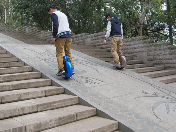 powered single wheeled self balancing vehicle