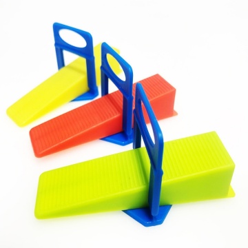 Plastic clip clip for leveling device