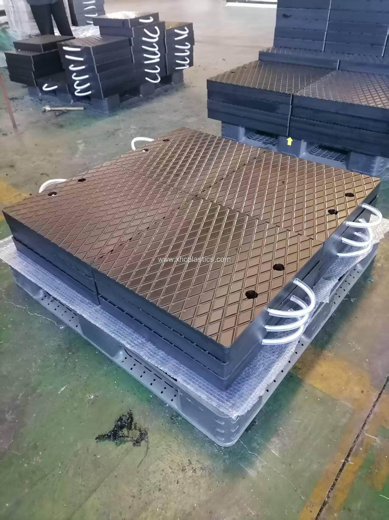 Plastic crane outrigger pads