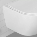 Cattiva calcescale nel toilette toilette bidet bidet europeo muro di muro di bomboletta