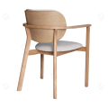 Cadre en bois avec chaise d&#39;accentuation d&#39;ameublement