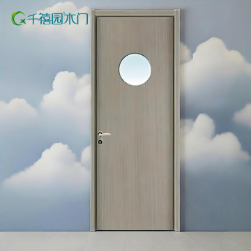 Gözlem penceresi ev kapısı ile ahşap kapı