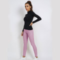 Premium -rosa Frauen, die die Legging -Reithose reiten