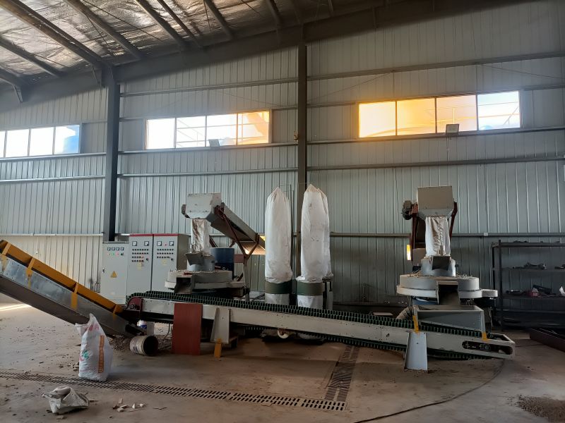 Yulong 8th XGJ850 3-4T EFB Fiber Pellet Machine للبيع