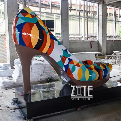 Fashion red fiberglass lady high heel shoe sculpture for shop mall decoration