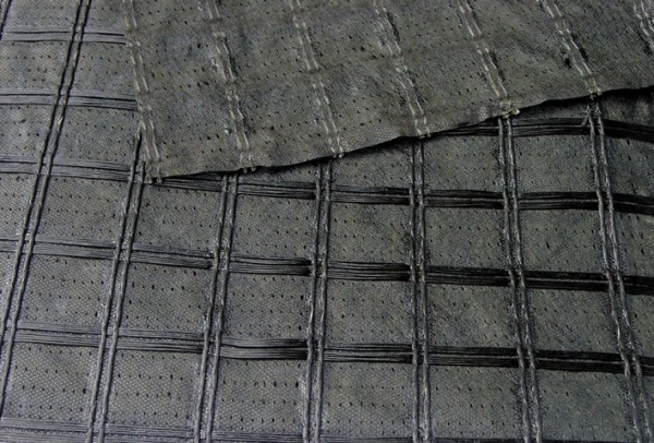 アスファルト層間ガラス繊維ジオグリッド複合材料