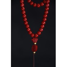 collar de cuentas rojas