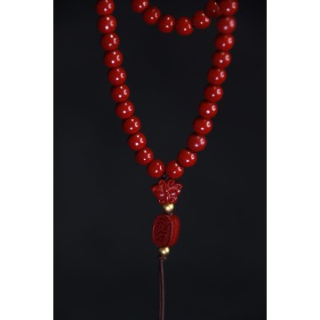 collar de cuentas rojas