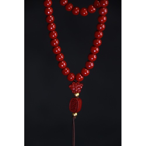 collar de cuentas rojas