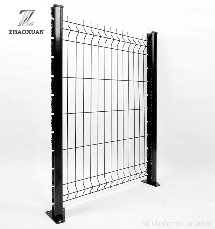 Perzikvorm na de gelaste draadmesh hek