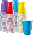 Cores variadas descartáveis ​​bebendo copos de plástico da festa