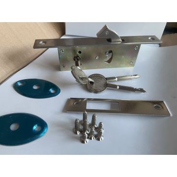 Localización de la puerta de marco de aluminio en 44d
