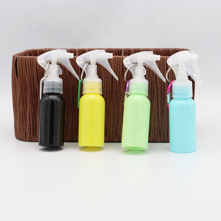 OEM ODM 50 ml 60 ml 100 ml weißes Haar Wasser leere Kunststofftasche tragbare Trigger -Sprühfrühtflasche mit Schlüsselbund