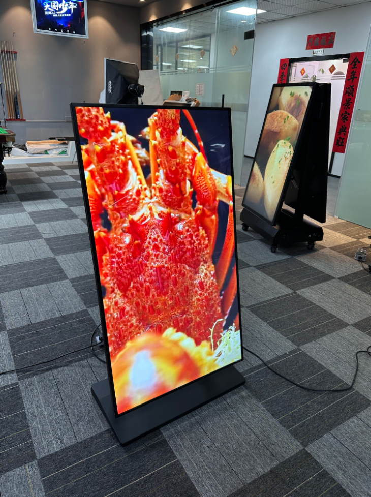 Perakende için yüksek tasarımlı üst düzey iç mekan mobil LCD reklam makinesi