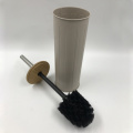 Brush e suporte do banheiro de bambu e limpeza profunda