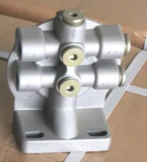 Engine fuel filter head