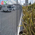 Fence de bétail sur les poteaux de clôture agricole de ferme agricole