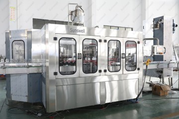 Produzione di imbottigliamento completamente automatico risciacquo-riempimento-tappatura