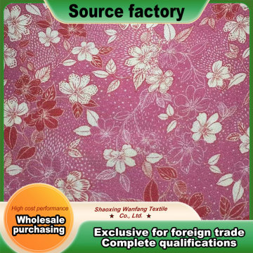 Pembe Taban Rayon Krep Üzerinde Beyaz Çiçekler