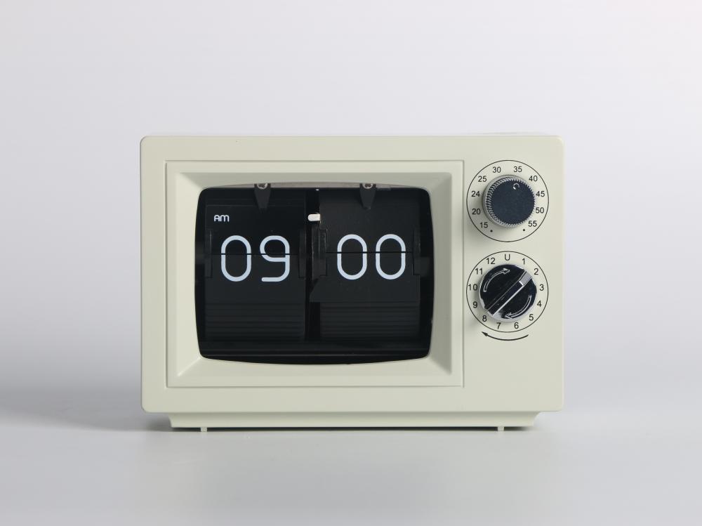 ساعة تلفاز صغيرة على المكتب