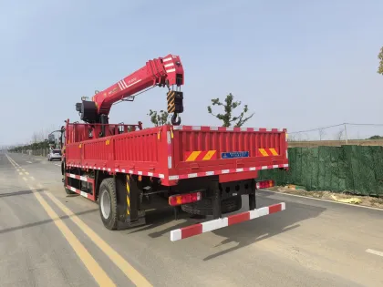 Knuckle Boom Hydraulic Truck Mounted Crane FAW5100wheelbase