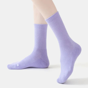 Xiangyi Fashionable Solid Striped Classic Street Style Nylon Socks for Spring and Autumn