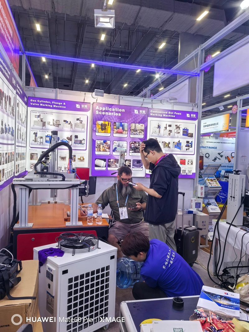 On the first day of the Canton Fair, the initial intelligent new energy battery laser welding machine and electric marking machine became the focus!