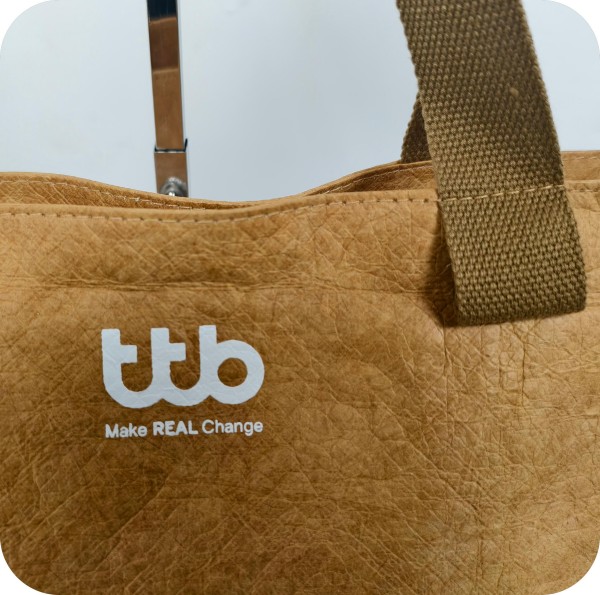Simple and fashionable DuPont paper handbag