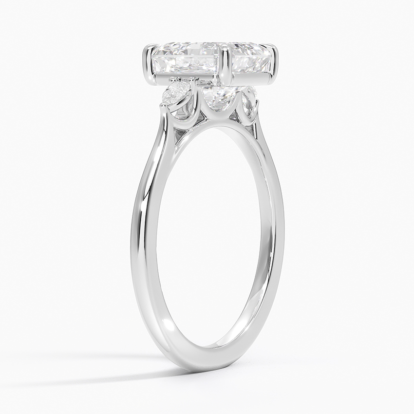 โปรไฟล์ของแหวน Asscher เน้นการตั้งค่าอาสนวิหารและง่ามสี่แฉก