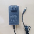 Weißer Stromadapter 24 V 2a mit geflochtenem Kabel