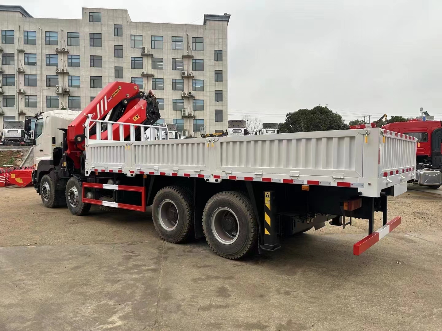 HOWO brand 8X4 mounted XCMG crane