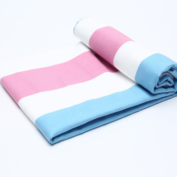 Zandvrije microvezel strandhanddoek