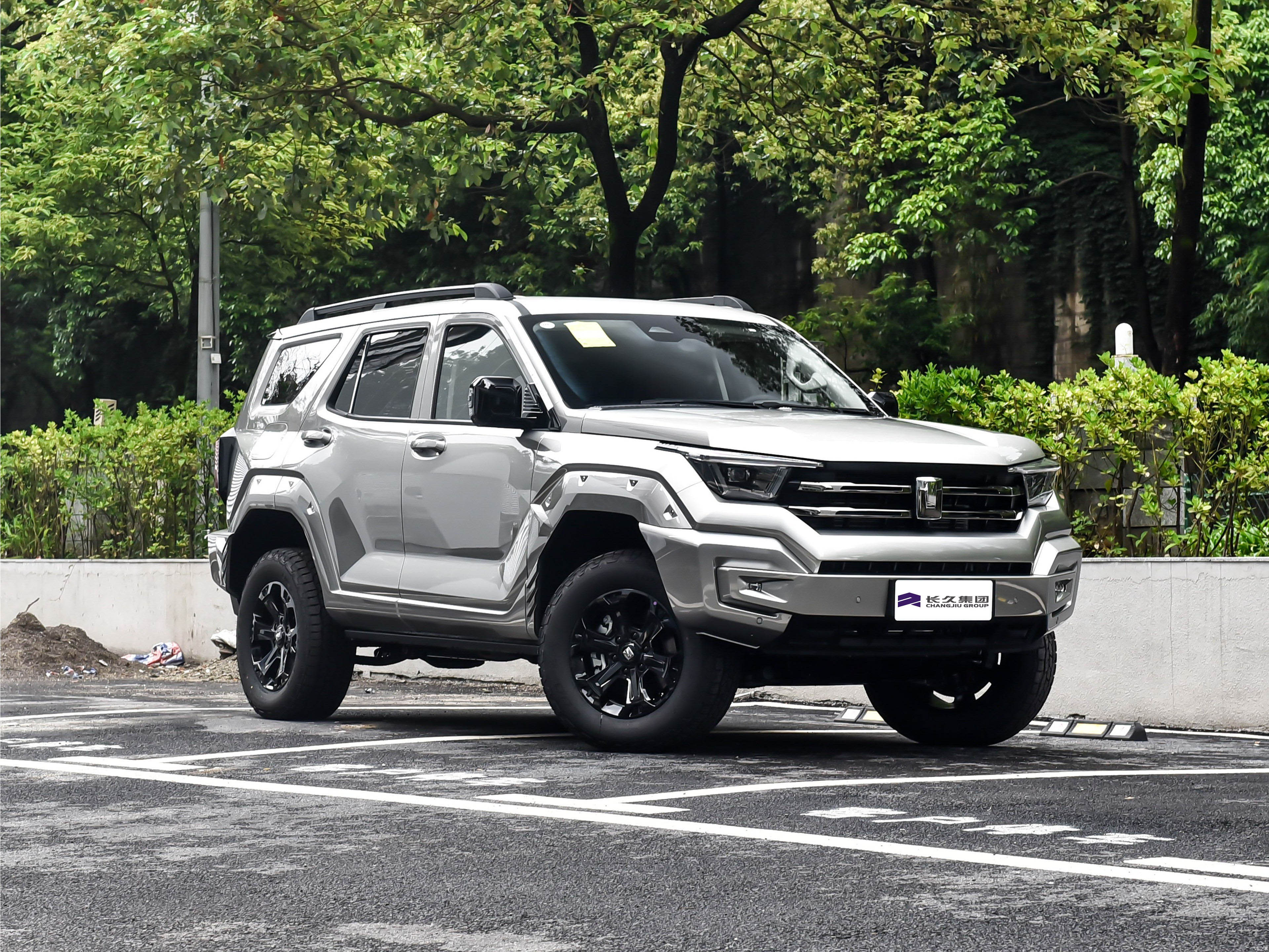 High-Performance Tank400 Hi4-T Electric SUV