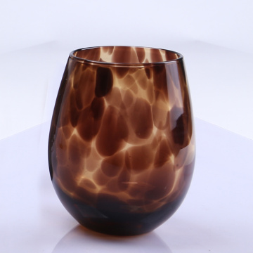 Drinkbeker met luipaardpatroon en wijnglazen zonder steel
