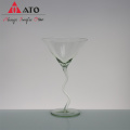 Caglo di vetro martini a gambo cristallino a piombo a tabletop.