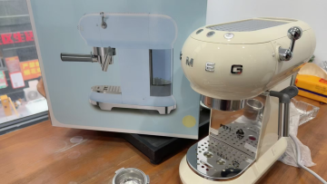 Vintage-Inspired SMEG Coffee Brewer with Cream Finish