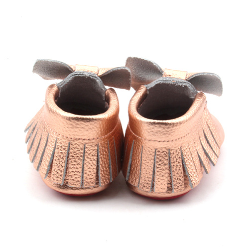 Lindos zapatos de cuna de cuero con suela blanda y lazo