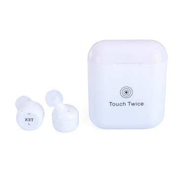 Headphones With Magnetic Charging Case