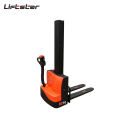Orangefarbener Walkie-Stacker-Mover mit hohem Mast