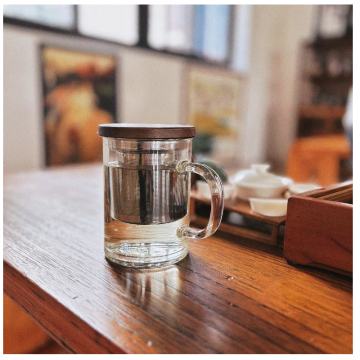 Taza de vidrio transparente con cubierta de té de nuez - té de borosilicato asequible y taza de café