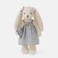 Un animal en peluche de lapin blanc