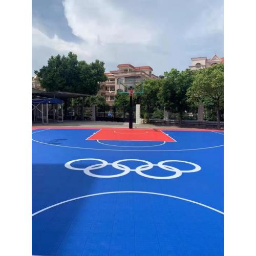 Piso interligado por quintal / azulejo de basquete ao ar livre