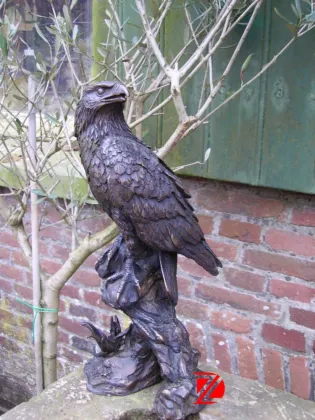 casting bronze hawk sculpture for garden decoration