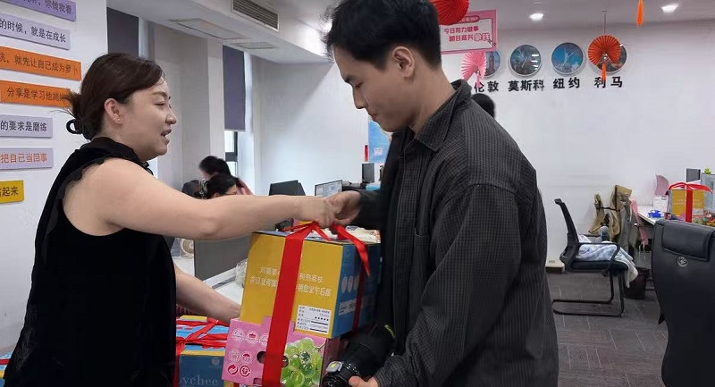Passionate about the benefits of the Dragon Boat Festival, Ziptek Cheng Zhihao gives gifts to all employees in advance for the Loong Boat Festival