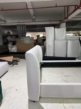 Khung giường màu xám hiện đại với thiết kế cong